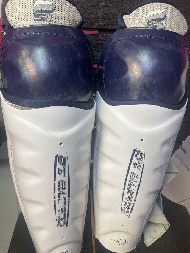 Спортивный инвентарь щитки хоккейные